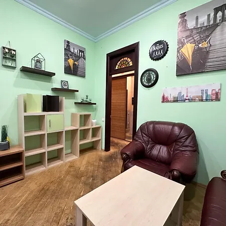 Central Suite: Spacious Two-bedroom Near Gulliver Mall *